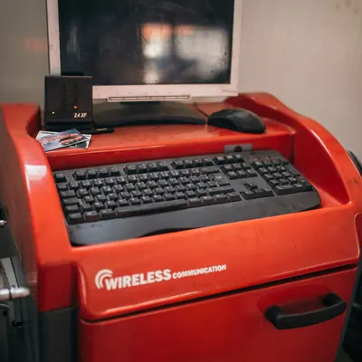 Mașină computerizată de echilibrat roți, roșie, cu ecran